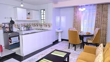 Departamento Deluxe | Cocina privada | Refrigerador, microondas y utensilios de cocina