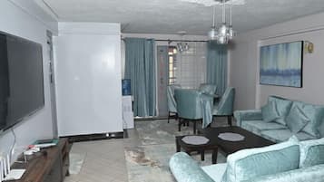 Familienapartment | Wohnbereich | 34-Zoll-Smart-TV mit Digitalempfang