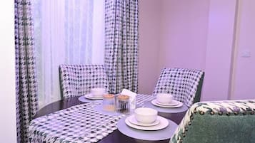 Classic-Apartment | Wohnbereich | 34-Zoll-Smart-TV mit Digitalempfang