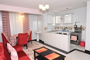 Appartement Classique | Coin séjour | TV connectée de 34 pouces avec chaînes numériques