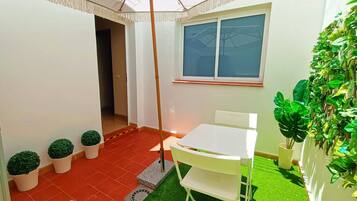 Apartamento, 2 habitaciones, terraza, vistas a la ciudad | Restaurante al aire libre