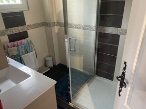 Douche, sĂšche-cheveux, papier toilette