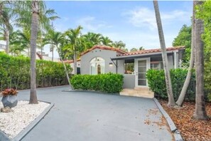 Entrée de l’hébergement