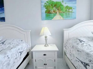 Condo, 1 quarto, aceita animais de estimação, vista para a praia | Wi-Fi de cortesia, roupa de cama