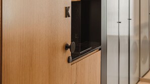 Una cocina moderna con armarios de madera y encimera negra.