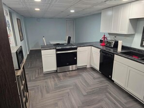 Microondas, horno, placa de cocina, lavavajillas