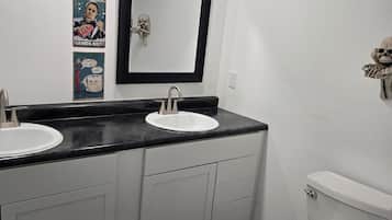 Dusche, Handtücher, Seife, Toilettenpapier