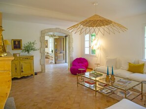 Interior - Romantic Villa Set in Olive Grove with Pool, WiFi and AC in St Saturnin Les Apt (St Saturnin Les Apt)