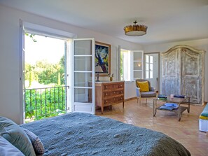 6 bedrooms, iron/ironing board, WiFi, bed sheets - Romantic Villa Set in Olive Grove with Pool, WiFi and AC in St Saturnin Les Apt (St Saturnin Les Apt)