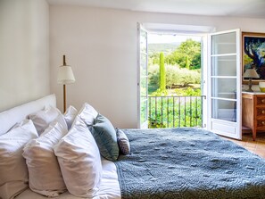 6 habitaciones, tabla de planchar con plancha, wifi y ropa de cama 