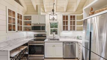 Refrigerador, microondas, horno, placa de cocina
