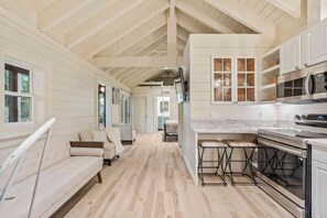 Kylskåp, mikrovågsugn, ugn och spishäll