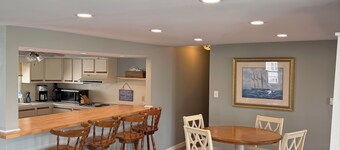 Strathmere Shore house- 3-bedrooms with ocean views