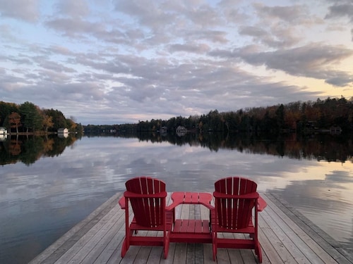 Muskoka lakefront,private sand beach ,cosy-family cottage
