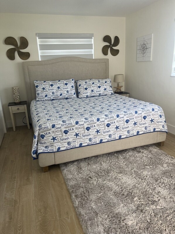 Tabla de planchar con plancha, wifi y ropa de cama