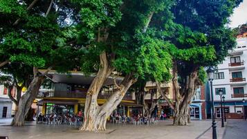 Apartamento, 1 habitación, patio, vistas a la ciudad | Restaurante al aire libre