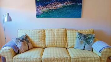 Apartment, 1 Bedroom, Patio, City View | Living area