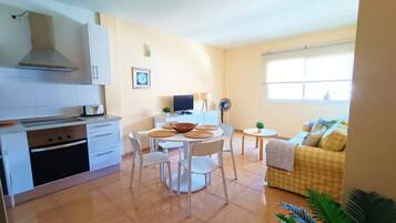 Apartment, 1 Bedroom, Patio, City View | Dining room