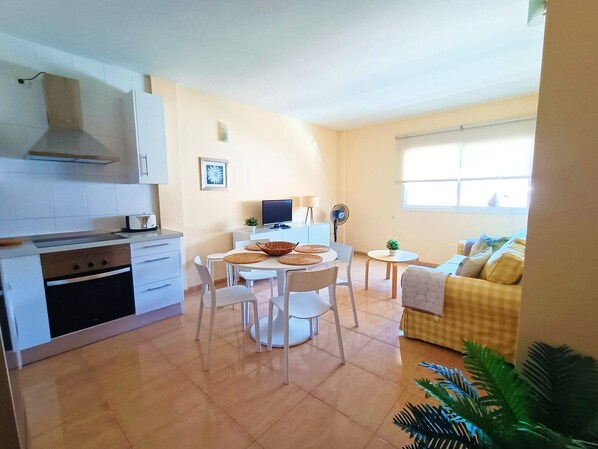 Appartamento, 1 camera da letto, patio, vista città | Sala da pranzo