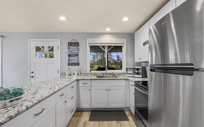 Réfrigérateur, micro-ondes, cafetière/bouilloire, grille-pain