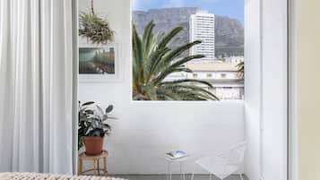 Escritorio, espacio para trabajar con laptop y wifi gratis