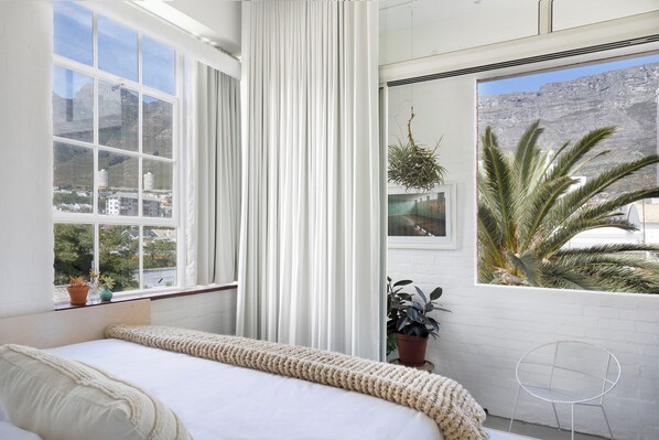 Desk, laptop workspace, free WiFi - Blackbrick Hotel Gardens - Cape Town (Cape Town)