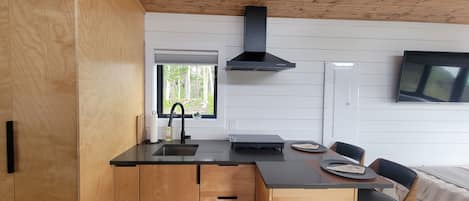 Kühlschrank, Mikrowelle, Herdplatte, Wasserkocher