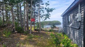 A cabin with a view of a lake and forest. - The Northern Tickle. 20 minutes to Twillingate. Gorgeous views of the ocean. (Summerford)