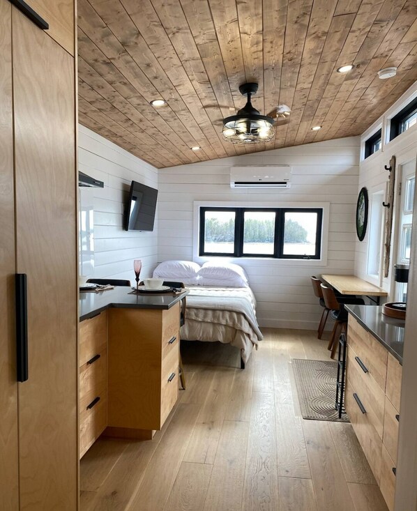 Bureau, fer et planche à repasser, Wi-Fi gratuit, draps fournis