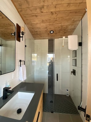 Shower, hair dryer, bidet, towels