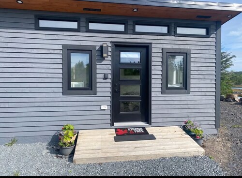 The Northern Tickle offers grogeous view of the ocean. 20 minutes to Twillingate