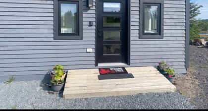 The Northern Tickle offers grogeous view of the ocean. 20 minutes to Twillingate