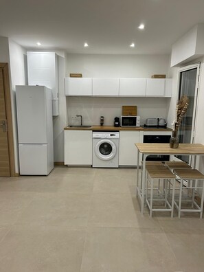 Micro-ondes, four, plaque de cuisson