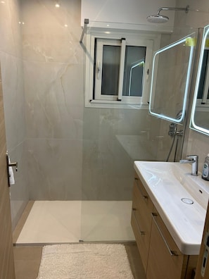 Dusche, Haartrockner, Handtücher, Seife