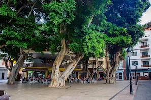 Apartment, 2 Bedrooms, Terrace, City View | Tempat makan luar