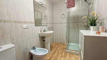 Apartament, 2 dormitoris, terrassa, vistes a la ciutat | Bany