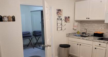 Charming 1-bedroom house in terrific Delray Beach with AC