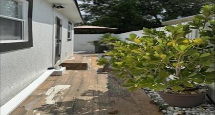 Charming 1-bedroom house in terrific Delray Beach with AC