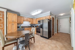 ثلاجة، ميكروويف، فرن، موقد طهي مسطح