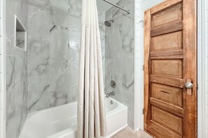 Secadora de cabello, toallas, jabón, shampoo