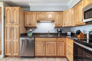 ثلاجة، ميكروويف، فرن، موقد طهي مسطح