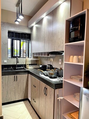 Microwave, oven, stovetop - Cozy 1 Bedroom Urban Escape | AC & Backup Electricity Makerere (Kampala)