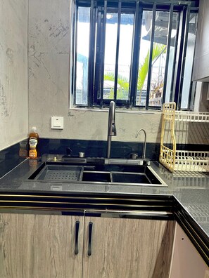 Microondas, horno y placa de cocina