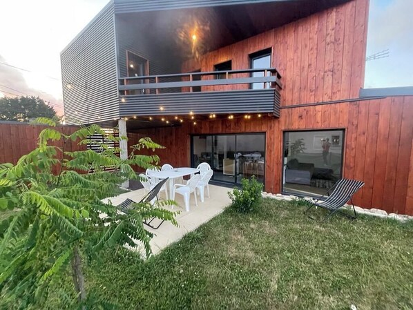 Outdoor dining - Vacation home between land and sea (Coëtmieux)