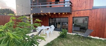 Vacation home between land and sea