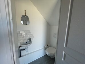 Een douche, handdoeken, zeep, toiletpapier