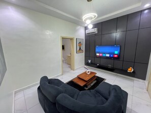 Deluxe Suite, Courtyard View | Egyptian cotton sheets, premium bedding, memory foam beds, free WiFi - Chapy hotel and suite (Enugu)