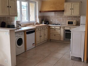 Microwave, oven, stovetop, dishwasher - 3-star furnished accommodation in one of the most beautiful villages in bloom (MOUTIERS)