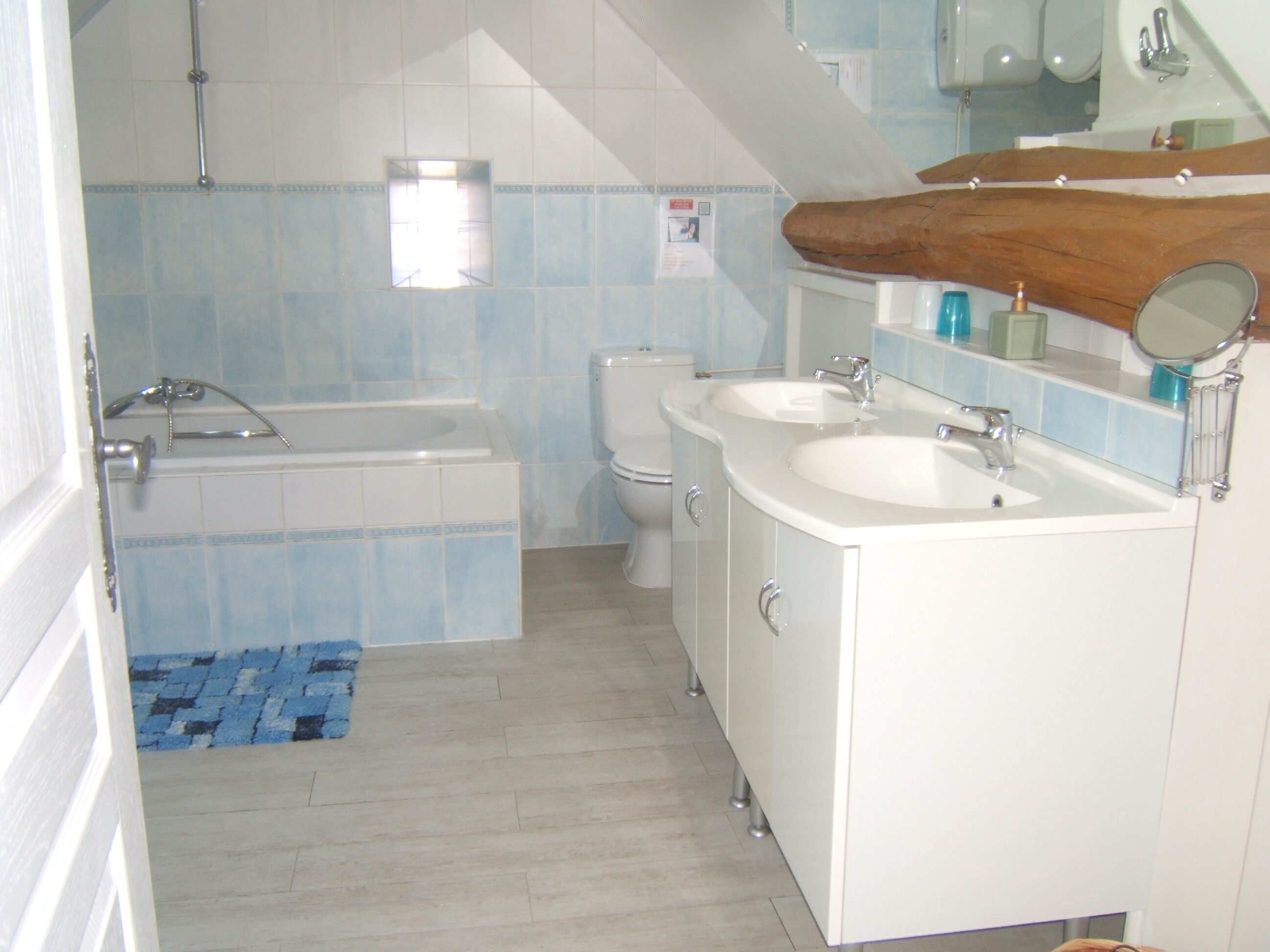 Haartrockner, Handtücher, Seife, Toilettenpapier