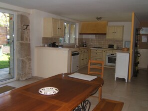 Microwave, oven, stovetop, dishwasher - 3-star furnished accommodation in one of the most beautiful villages in bloom (MOUTIERS)